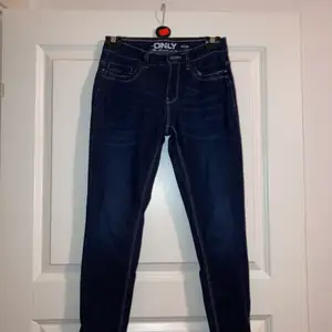 Mörk blåa jeans från only storlek S med dragkedja längst ner på benen, använda 
