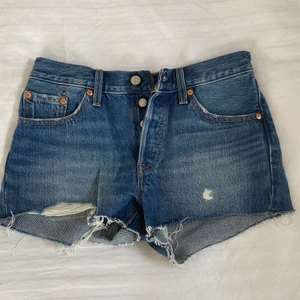 Levis shorts  - Mörkblåa shorts från Levis, knappt använda!