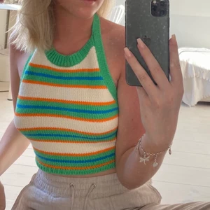 Virkat linne från zara - Säljer ett as snyggt linne från zara då den tyvärr inte  kommit till användning. I str M men väldigt anpassningsbar då man sjölv knyter den i ryggen. Har du någon fråga mm är det bara att skriva❤️❤️ 