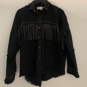 Fransjacka från Zara - Säljer denna fina populära fransjacka från Zara. Storlek xs men passar S/M också!! Fråga om de något ni undrar💕💕💘