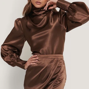 Satintopp NA-KD - Så himla vacker topp från NA-KD i storlek 34, använd en gång🤍 säljs nu pga. att den sitter lite för tight på mig.   Frakt ingår ej i priset🤍