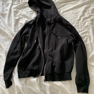 Svart luvtröja med dragkedja - Inte så tjock och inte alls mycket använd.