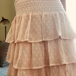 Sommar kjol från lindex  - Rosa sommar kjol från lindex. Midjemått storlek: runt 27 cm. Bred: 26,5-27cm. Läng:34,5cm. Orginal pris 150kr. 