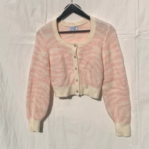 Kofta från & Other stories XS - Ljus rosa och vit kofta. I bra skick, användt den ca 10 gånger. Storlek XS men ganska stor i storleken. 