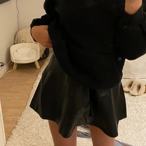 Fake skinn kjol - Säljer denna fina skinn kjol🥰 Nästan helt oanvänd. Kjolen är i storlek 146 men passar mig som är 168 cm lång jätte bra💗