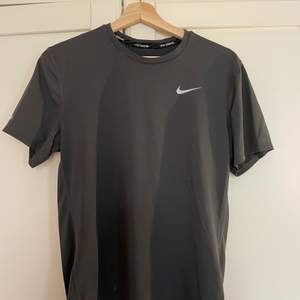 Fräsch Nike tröja i mörkgrå. Använt ett fåtal gånger. 