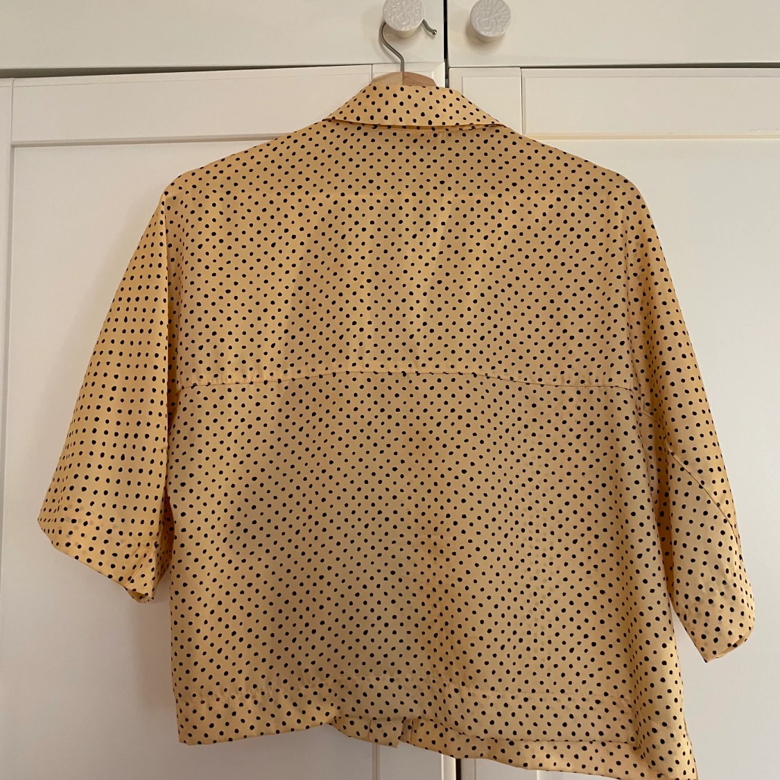 Gul prickig kortärmad skjorta MANGO - 90