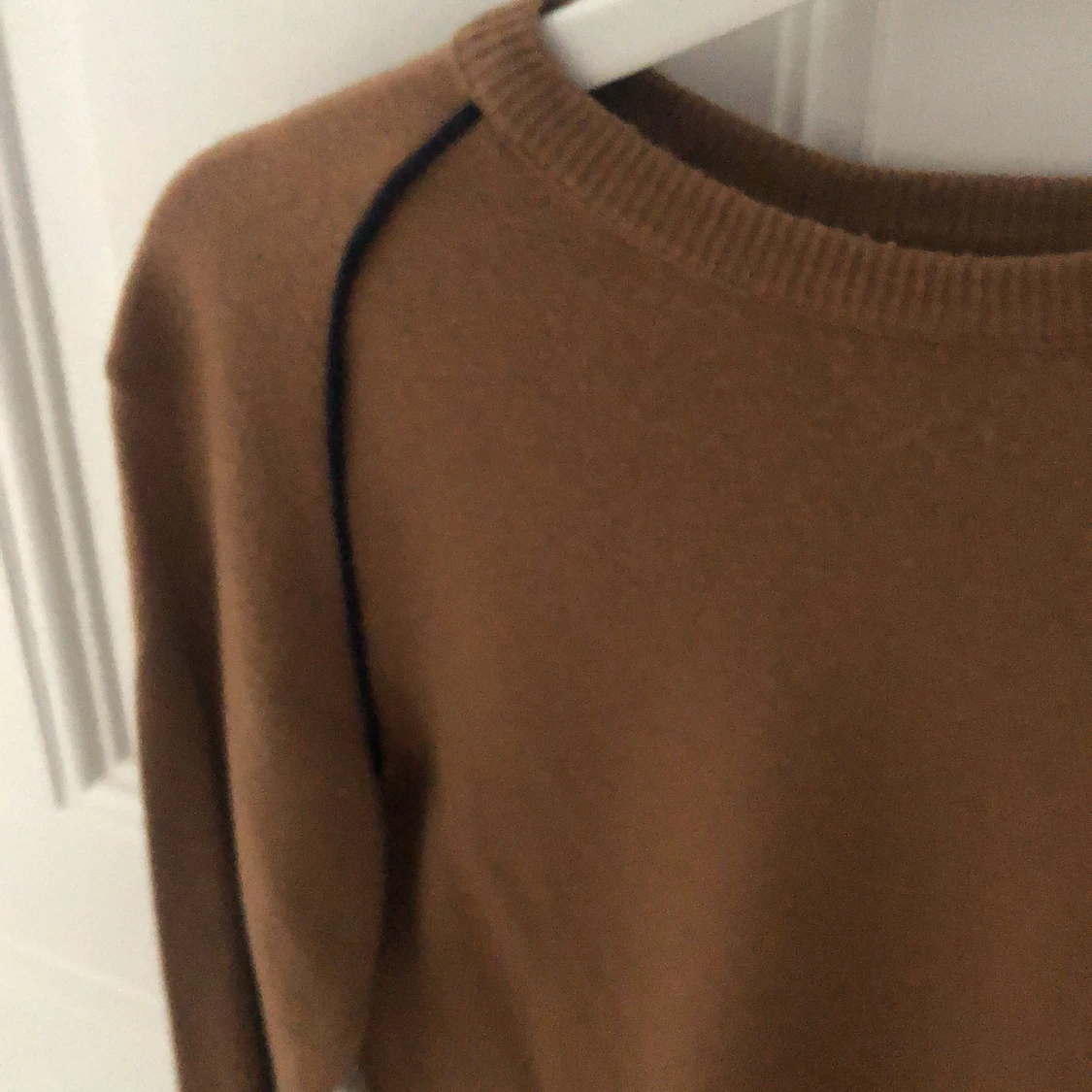 Snygg tröja i hasselnötsfärg med marinblå ränder vid axlarna.😀 - 90