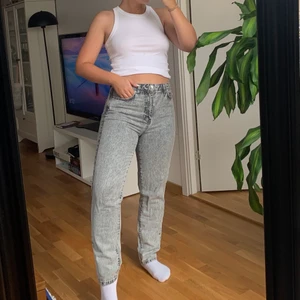 Gråa jeans  - Snygg tvätt och färg på jeansen!! Sitter som en smäck och är oerhört bekväma med ett elastiskt tyg.