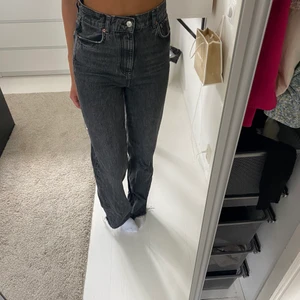 Zara jeans  - Ett par populära jeans från Zara i storlek 36. Säljs ej mer på hemsidan! Jätte fint skick och har använt fåtal gånger. Skriv om du är intresserad. Buda!