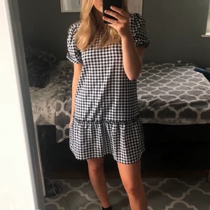 Rutig klänning - Säljer denna fina klänning från hm. Strl xs men passar S också. 