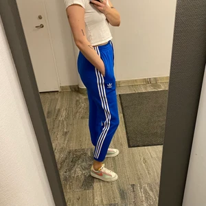Adidas tracksuit pants  - Skitsnygga Adidasbyxor! Full längd med mudd vid ankeln. Snöre i midjan. Bra skick! Köparen står för frakten ✨