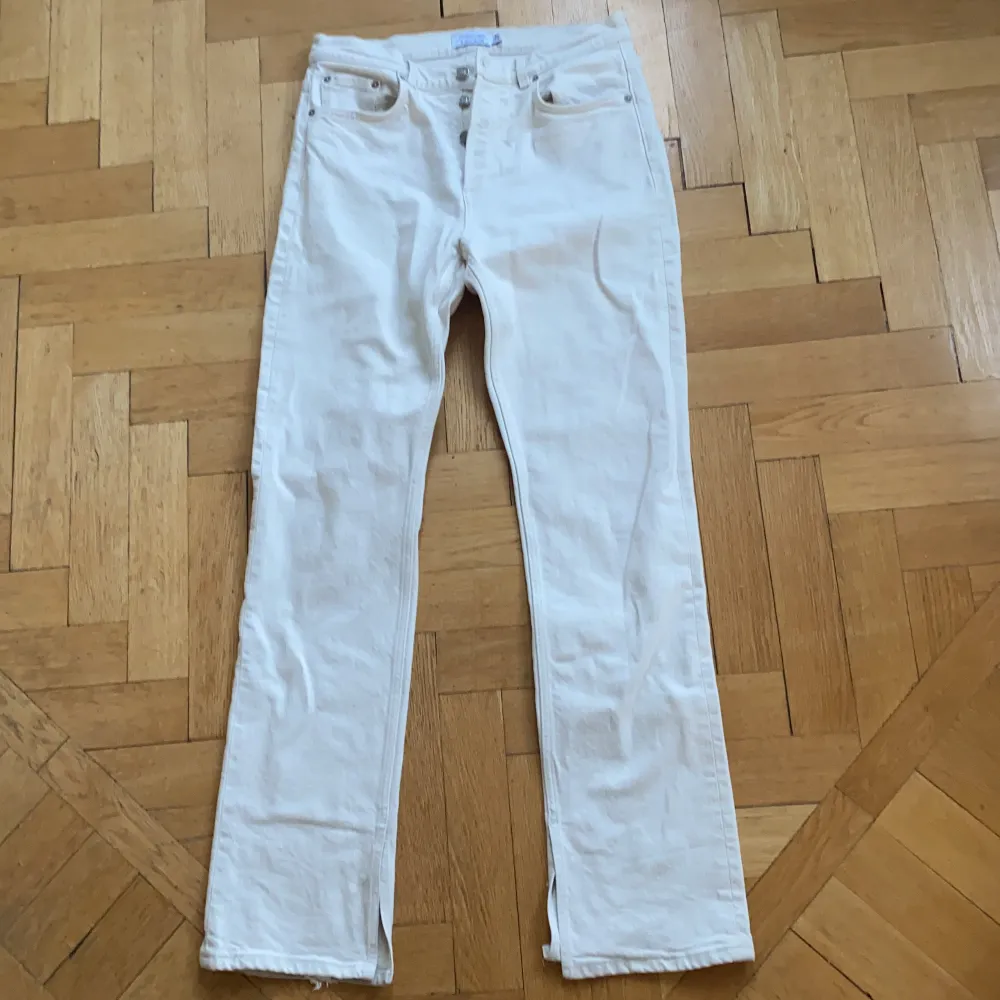 Långa raka jeans i färgen off-white. Från &other stories. Som nya💛. Farkut & Housut.