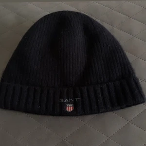 Gant mössa - En superfin Gant mössa som jag endast har använt en vinter. Super snygg & passar till nästan allt. Skriv om föer bilder önskas❤️