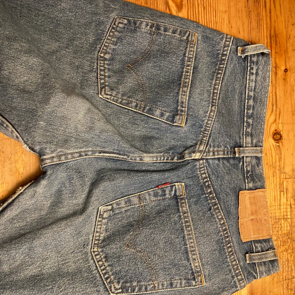 Säljer mina bästa levis byxor som är som mom jeans i modellen. Står som 32/32 i storlek men har krympt med tiden till typ 27 eller 28 i midja. 100kr eller högsta bud. . Jeans & Byxor.