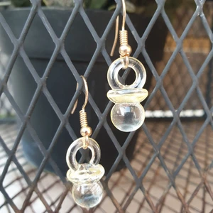 Napp örhängen! - Det finns i tre olika färger gul,blå och rosa! Du får med dig ploppar till dom! Det är inte ekta guld! Dom är helt oanvänd! Jag gör alla mina smycken skälv! Hoppas du gillar dom! 