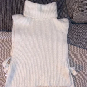 VÄST NYSKICK - 🤍🤍Jätte fin stickad väst från Lindex🤍🤍 Jag samfraktar gärna, man knyter den på sidorna 🤍  Djurfritt/rökfritt hem.   Fraktas och möts upp!  Med vänlig hälsning, Nathalie 