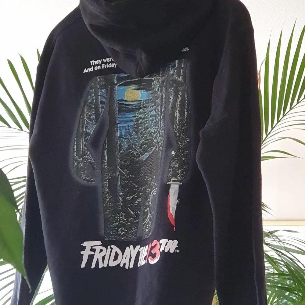 Sãljer min åkta Friday the 13th eller the hundreds hoodie tröja som är I mycket bra skick då den är användade några gånger.Tröjan är slut såld och den matcherar med allt och passar till båda kön. Finns fler bilder och bud I kommenterna omena du är seriös . Tröjor & Koftor.