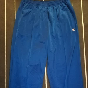 Champion byxor strl XL - Alldeles förstora på mig, men envis var jag och köpte dem ändå på second hand! Sen dess har dessa blå champion byxorna inte används. Grymt skick, doftar däremot fortfarande second hand butik efter tvätt. 😜