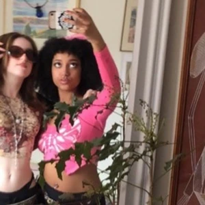 rosa croptop med fjärillamönster - Måste sälja denna topp nu när den blivit för liten för mig ;(  i bra skicka, har max använt den 4 gånger. passar xs/s. mjukt tyg i polyester och bomull. finns inga noppror någonstans på tröjan. 