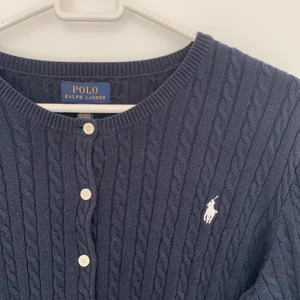 Ralph Lauren kofta - Marinblå kabelstickad kofta från Ralph Lauren. Nypris: 999kr.