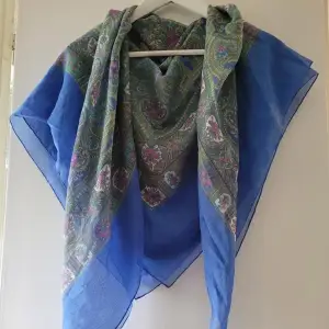 En scarf som kan användas som topp, sjal, halsduk, sjalett eller duk!! Mycket fint mönster.
