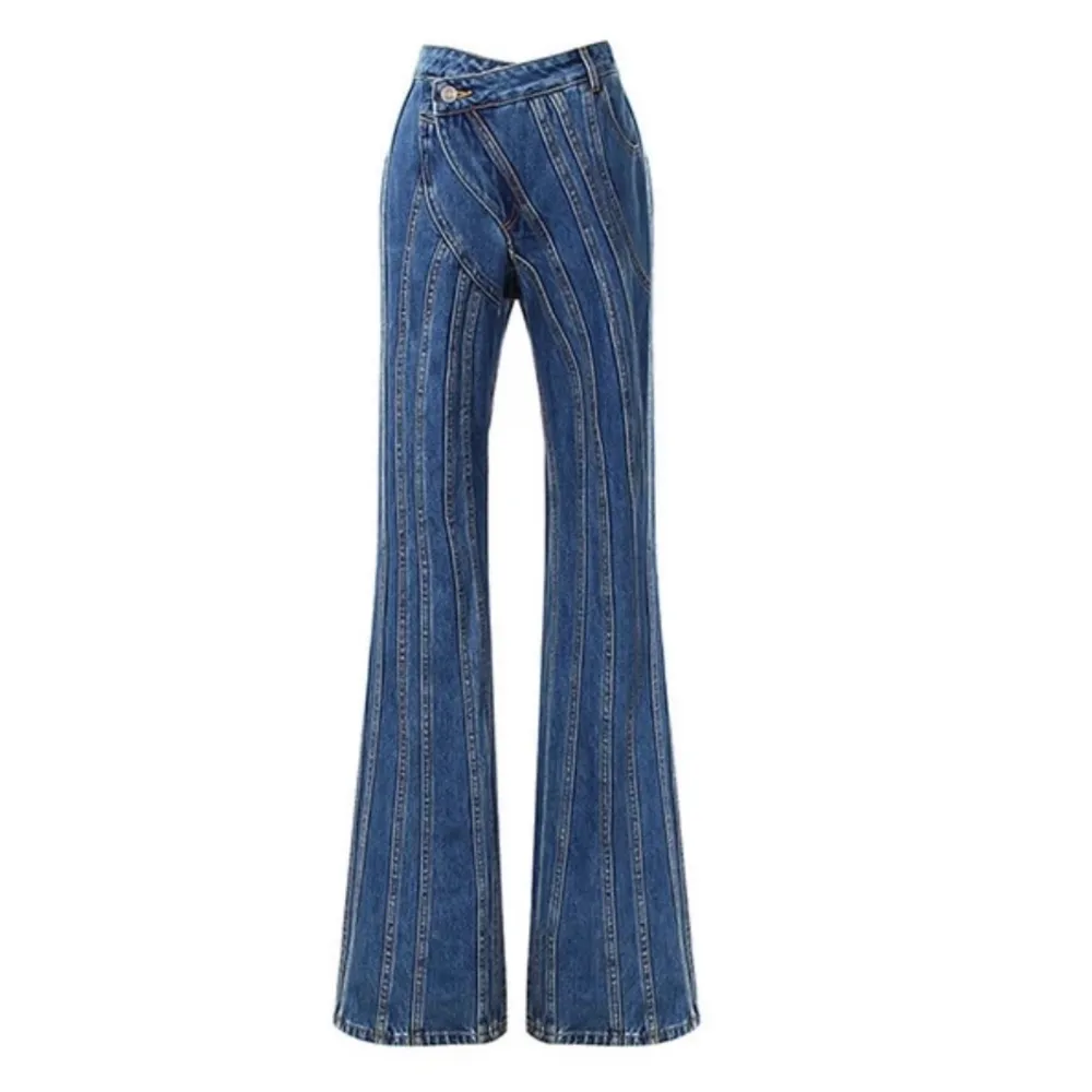 Assnygga jeans som var för små för mig. Aldrig använda, redigt jeansmaterial och stört snygga 🤭. Jeans & Byxor.