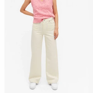 Off white monki jeans - Säljer dessa off white jeans i modellen yoko från monki eftersom att de har blivit för små för mig:/ De är i superfint skick! Frakt tillkommer.