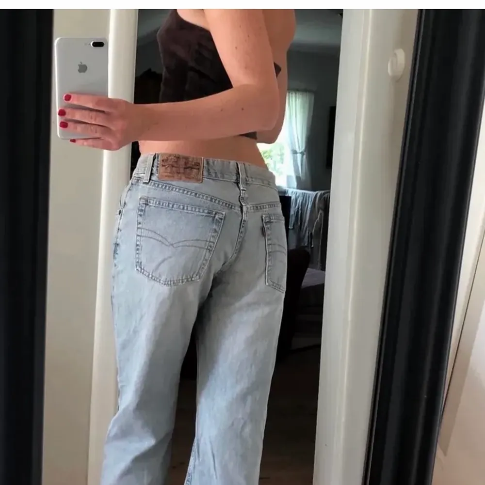Ett par skit snygga lågmidjade jeans som tyvärr är lite för stora för mig därför väljer jag att sälja dessa. ( lånade bilder ) hon som bär de har vanligtvis  storlek 36! Buda gärna privat , från 450 kr och uppåt 💕 köp direkt för 600kr. Jeans & Byxor.