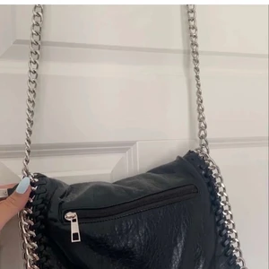 tiamo väska  - slutsåld fin tiamo väska med kedje band, i storlek mellan eller stor. nypris 500kr💕 rymmer mycekt!