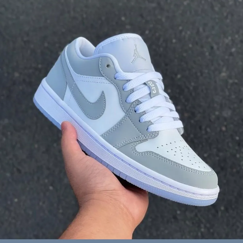 Helt nya oanvända Air Jordan 1 Low ”Wolf grey” , kartong medföljer. Skor.