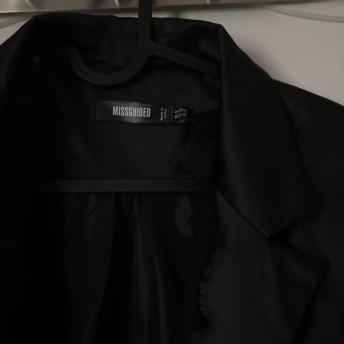 Oanvänd kostymklänning - 90