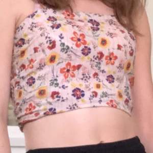 this is an amazing patterned top that fits the cottagecore/fairy aesthetic perfectly! you can wear it cropped or normally :)) 