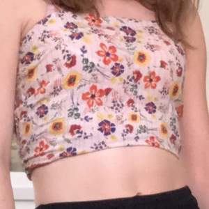 this is an amazing patterned top that fits the cottagecore/fairy aesthetic perfectly! you can wear it cropped or normally :)) 
