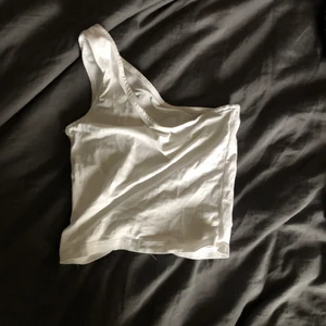 Topp - Snedskuren topp, ”en ärm” 