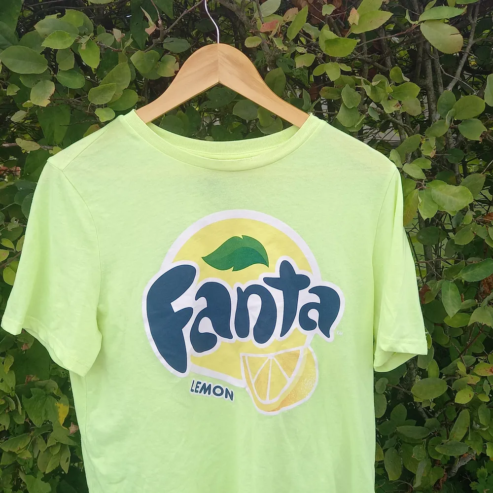En neongul fanta lemon tröja från H&M. Perfekt för någon som gillar fanta! Använd några gånger, dock fick mkn kanin tag på tröjan en gång och rev upp lite (se bild 2) annars i perfekt skick! Säljs för 20 kr + frakt :). T-shirts.
