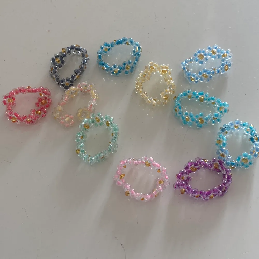 Superfina handgjorda pärlringar 🖤 gjorda av elastisk tråd o går att få i andra färgkombinationer 😆. Accessoarer.