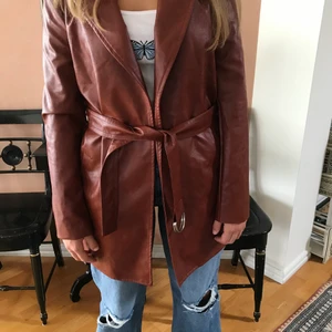 Brun kappa  - Brun kappa i läder material från NAKD. Köptes för cirka 450 säljes för 150kr🤎