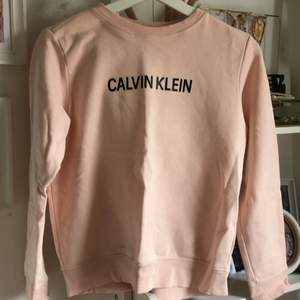 Calvin Klein sweatshirt som är xxs, nästan oanvänd och inga skador!