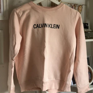 Calvin Klein - Calvin Klein sweatshirt som är xxs, nästan oanvänd och inga skador!