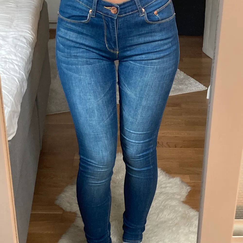 Skinny jeans från Lager 157. Väldigt mjukt tyg och bekväma. Något långa på mig som är 167 cm. . Jeans & Byxor.