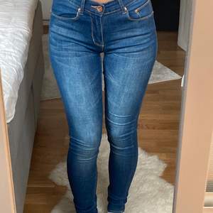 Skinny jeans från Lager 157. Väldigt mjukt tyg och bekväma. Något långa på mig som är 167 cm. 