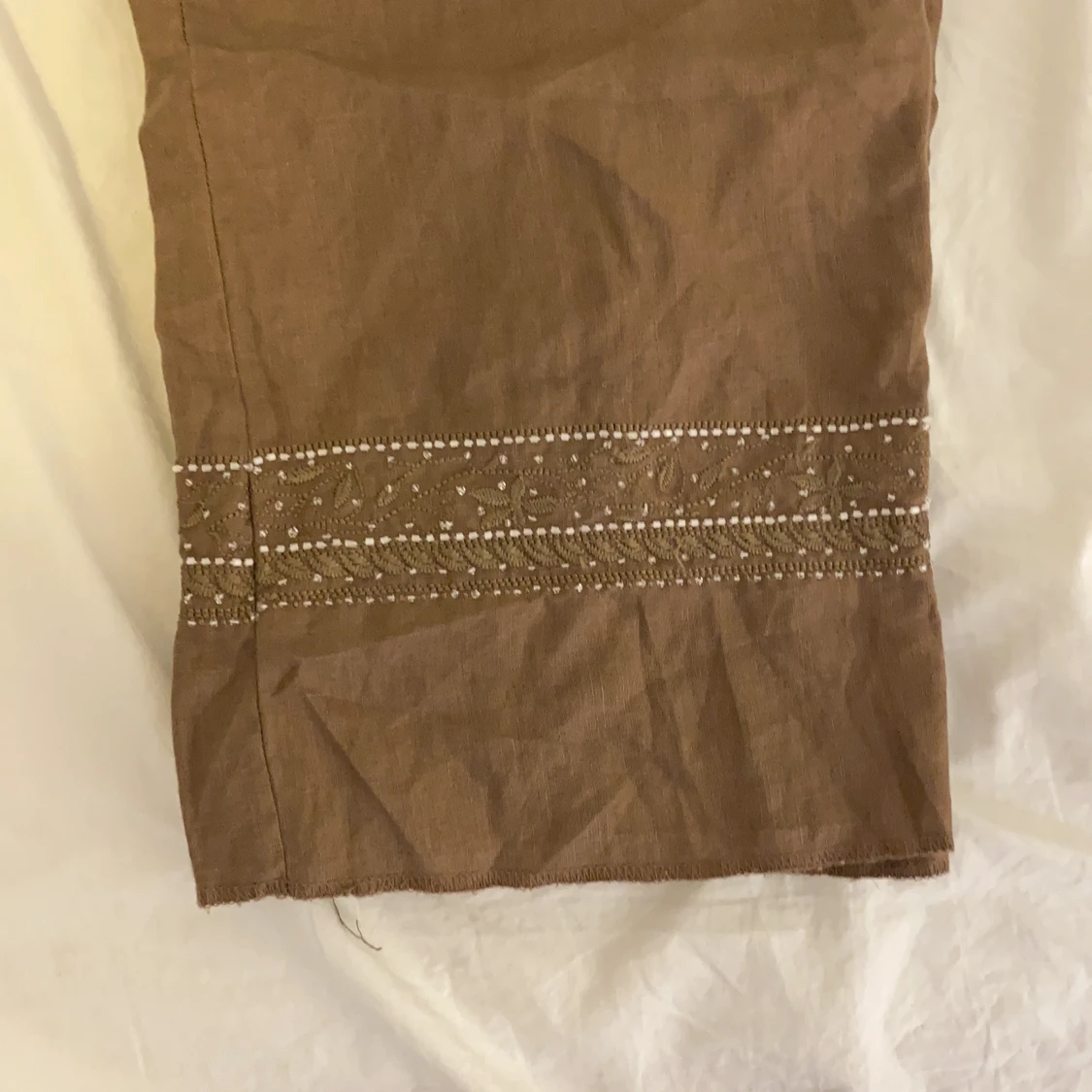 Bruna byxor med paljetter därnere.  - 90