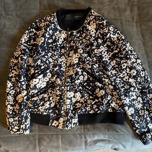 Jacka från zara  - Strl L 