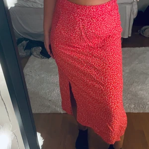 Röd lång kjol - Jätte fin kjol och perfekt för sommaren men säljer för den ej kommer till användning❤️❤️