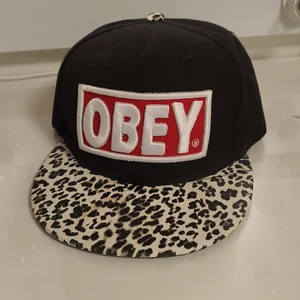 Keps! - En fin keps med märket obey på! 100% polyester, går att tvätta i 30°. Mycket sparsamt använt och den är knappt använd.