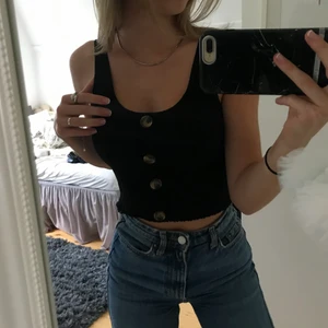 Linne med knappar - Ett linne från H&M i ribbat material som jag fått i present förra året, haft på mig en gång men inte riktigt min stil. Alla knappar sitter kvar och det är så gott som nytt!! Funkar att ha utan BH också då det är väldigt stretchigt💕 Nypris: 129kr Mitt pris: 70kr. Köparen står för frakten😊