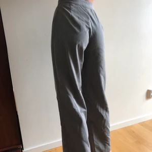 Kostymbyxor  - Ljusgråa kostymbyxor, har själv sytt in de så bra passform i midjan (på mig)🥰