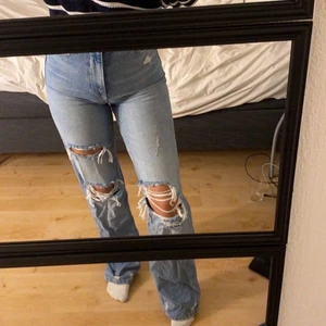 Jeans med slitningar - Säljer dessa populära jeans från zara. De är i storlek 36 och i jättefint skick då de knappt är använda.