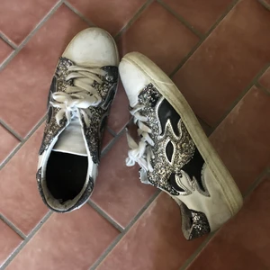 Sneakers - Coola sneakers! Hyfsat använda då dom är lite smutsiga plus att tyget innanför skon vid sulan har lossnat. Köpta för cirka 1200kr